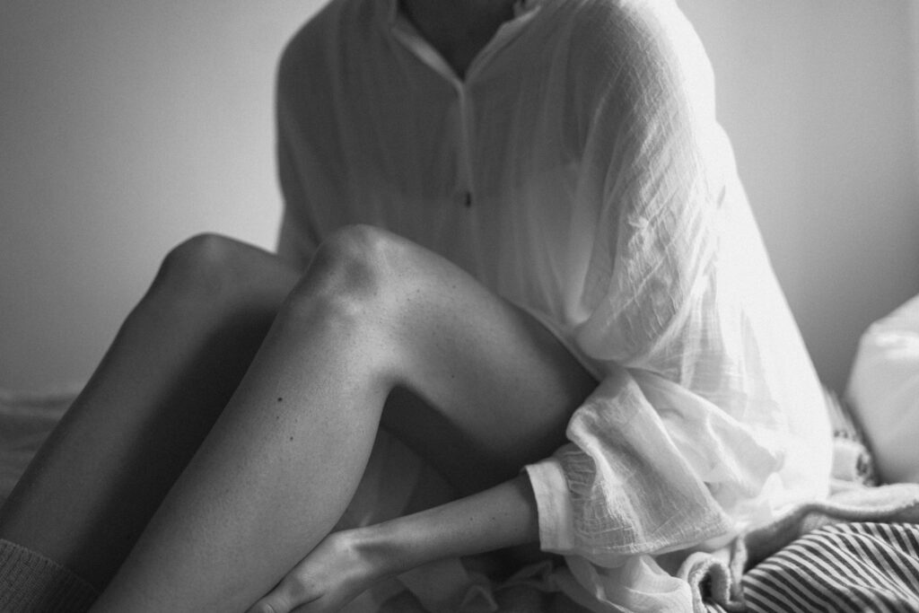 femme genoux en noir et blanc